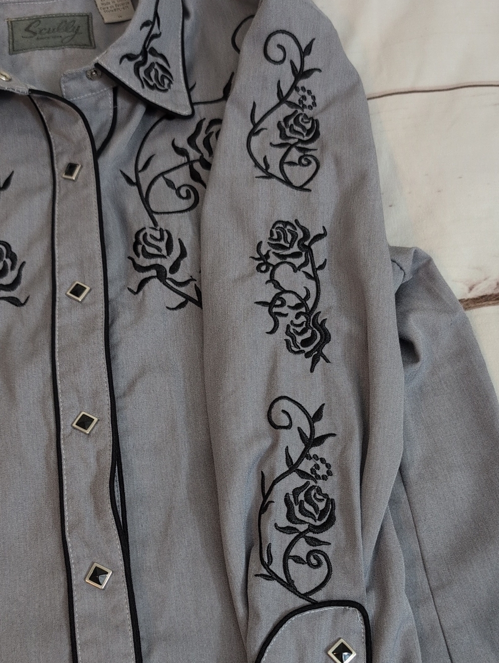 Women’s BLACK FILIGREE ROSE Embroidered Gray Western shirt in Western size Med - Picture 5 of 7